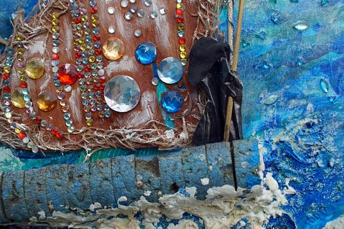 Une figure noire solitaire naviguant sur des eaux troubles