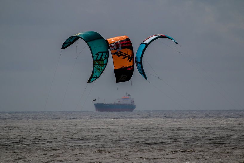 Drie kites en een zeeschip by STEVEN VAN DER GEEST