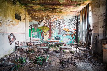 École abandonnée en décrépitude.