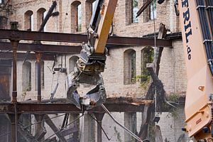 Abriss des Speicher gebäudes des Komplexes Böllberger Mühle in Halle