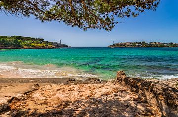 Idyllisch strand op het eiland Mallorca, aan de baai in Porto Colom van Alex Winter