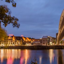 Loopbrug Maastricht in blauw van Peter Wolfhagen