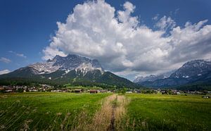 Ehrwald, dorp aan de voet van de Zugspitze van Bo Scheeringa Photography