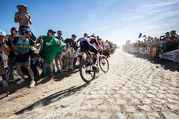 Dylan van Baarle wint Parijs Roubaix van Leon van Bon