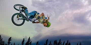 A bold leap into the air with the bike by Rietje Bulthuis
