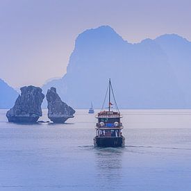 Lever de soleil dans la baie d'Ha Long, Vietnam sur Henk Meijer Photography