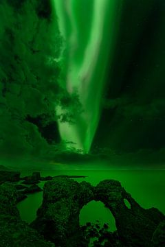 Aurora borealis boven een rotspoort