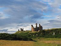 Château de Dunstanburgh avec nuages gris