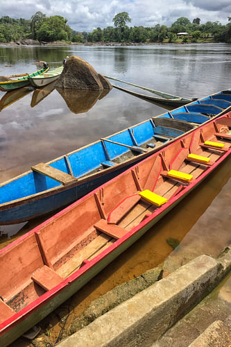 Karjolen in de  rivier in Suriname
