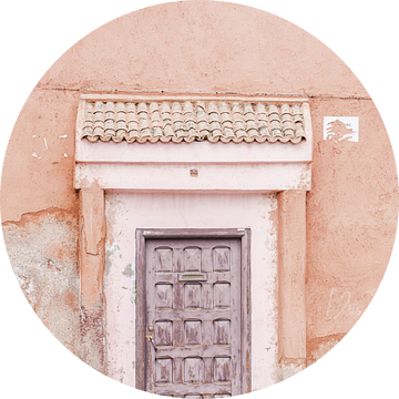 Pastel kleurige deur in Marrakesh van Leonie Zaytoune