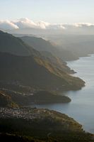 Bergen aan het meer Atitlan