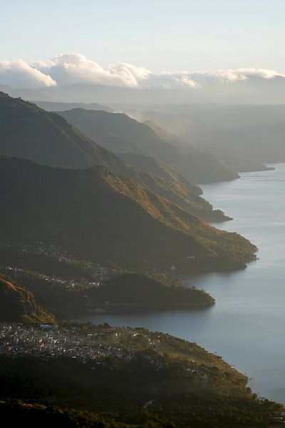 Bergen aan het meer Atitlan van Manon Leisink