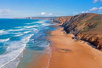 Luchtfoto van Praia Vale Figueiras in Portugal van Eye on You