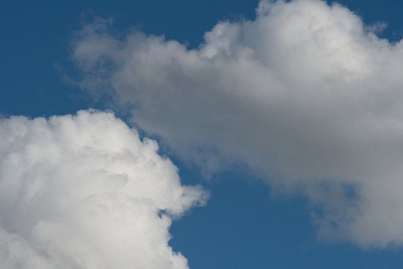 Grau-weiße Wolke mit blauem Himmel von Jolanda de Jong-Jansen