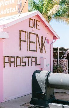 Pastel roze huis | Reisfotografie | Zuid-Afrika van Sanne Dost