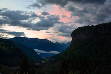 Dramatische lucht als achtergrond van fjorden van Rosalie van der Hoff