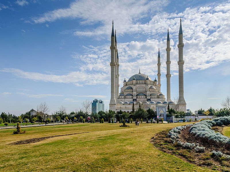 Die Sabanci-Moschee (Sabanci Merkez Camii) in Adana, Türkei von Martin Stevens