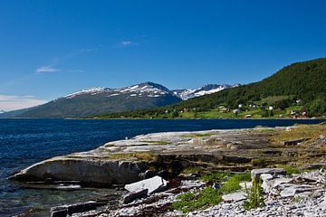 Rotsen bij de fjord van Anja B. Schäfer