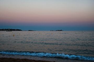 Colorful sunset at the beach von Anouschka Hendriks