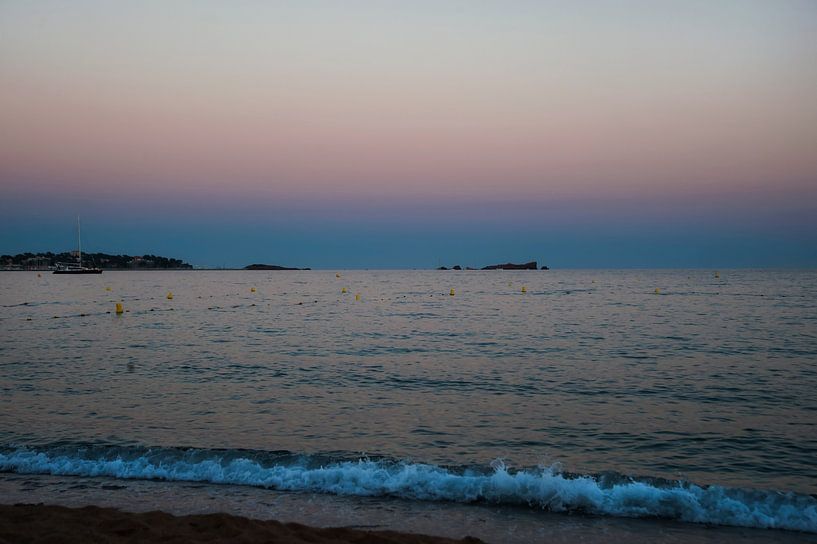 Kleurrijke zonsondergang aan zee van Anouschka Hendriks