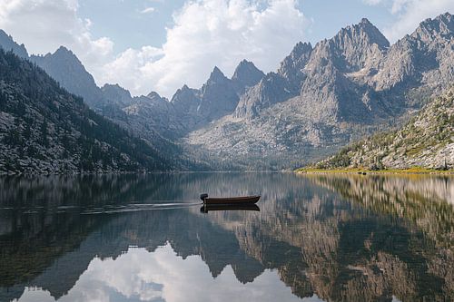 Rustig bergmeer met boot
