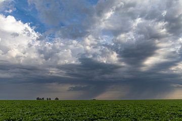 Dreigende lucht, voorbode voor hevig onweer van peter reinders