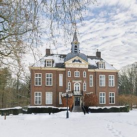 Symmetrie en stilte op een besneeuwd landgoed van Hilda Weges