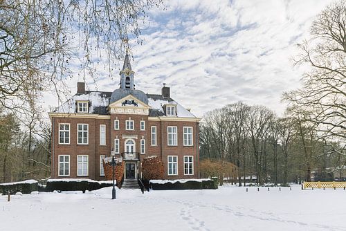 Symmetrie und Stille auf einem verschneiten Anwesen von Hilda Weges