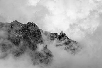 Minimalisme boven de wolken | Pico do Areeiro | Madeira | Landschap | Zwart-Wit van Daan Duvillier