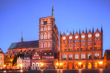 Oude Markt met Nikolaikerk en oud stadhuis bij schemering, Oude Stad, Stralsund, Mecklenburg-Voor-Po