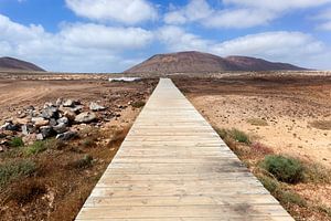 Fußweg aus Holzbohlen auf der Insel La Graciosa auf Lanzarote von Peter de Kievith Fotografie