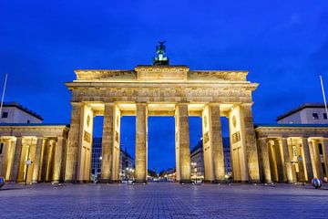 Berlijn, Duitsland - 23 april 2021: Brandenburger Tor bij nacht in Berlijn, Duitsland. van Markus Mainka