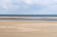 Sailing home (minimalistische weergave van een zeilboot op de waddenzee en diverse, mooi gekleurde lagen).