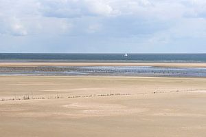 Sailing home (minimalist rendering of a sailboat on the Wadden Sea and various, beautifully coloured layers).