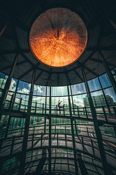 Tanzende Frau im Parkhaus