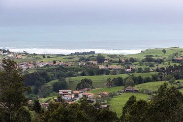 Vue panoramique sur le littoral des Asturies sur Peter Haastrecht, van