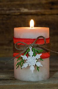 Advent kaarslicht met traditionele kerstversiering op hout van Alex Winter