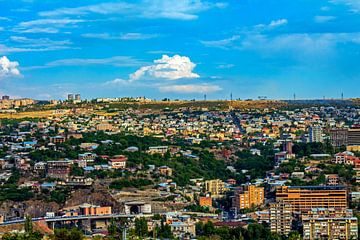 Panorama van Yerevan, Armenië. van Mikhail Pogosov