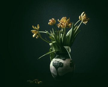vaas met tulpen van Sylvia Van Dijk