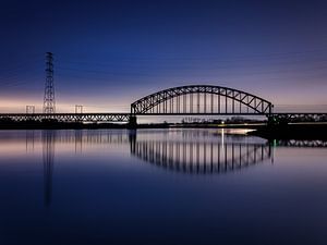 Spoorbrug Oosterbeek (bij Arnhem) bij zonsopkomst van Eddy Westdijk