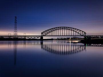 Spoorbrug Oosterbeek (bij Arnhem) bij zonsopkomst van Eddy Westdijk