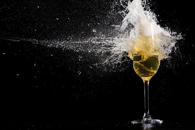 Gelukkig nieuw jaar gebroken glas met champagne van Caroline Pleysier