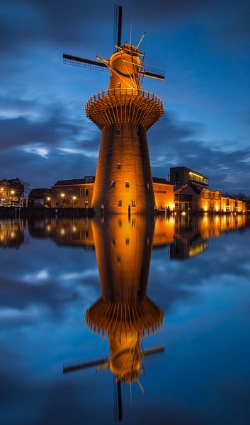 Noletmühle Schiedam nach Sonnenuntergang von Ilya Korzelius