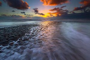 Engulfed seawall during sunset von Mark Scheper