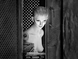 Portret pop in uitsparing in zwart wit van Harrie Muis