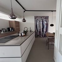 Klantfoto: Le trois sardines taupe (gezien bij vtwonen) van Mieke Daenen, als naadloos behang