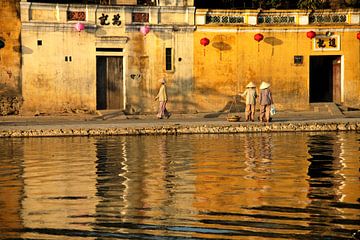 Thu Bon Rivier in Hoi An, Vietnam van Peter Schickert