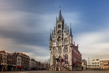 Oude stadhuis in centrum van Gouda, Nederland van Joost Adriaanse