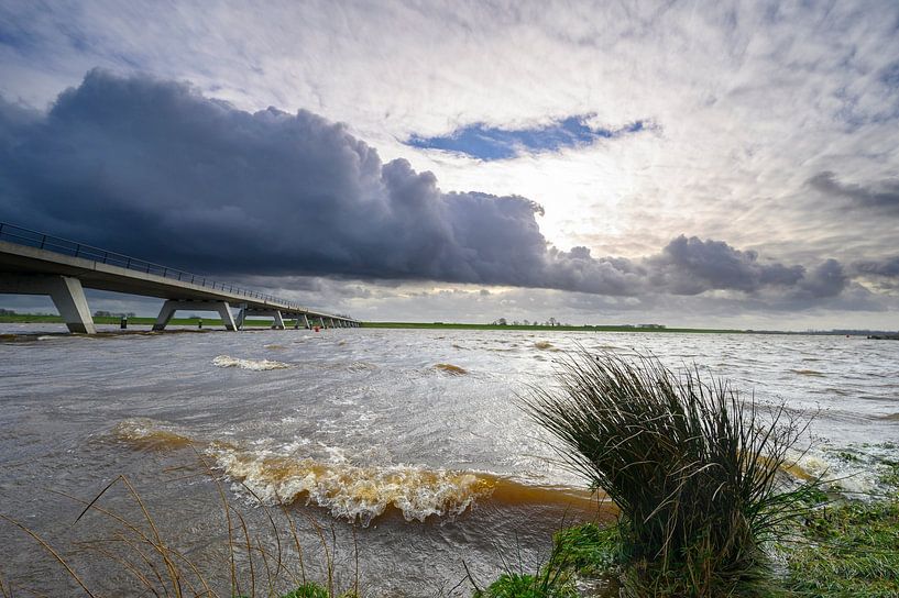 Nuages d'orage sur la voie d'eau Reevediep près de Kampen par Sjoerd van der Wal Photographie