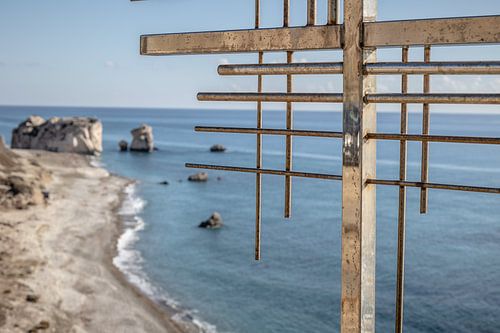 Rots van Aphrodite op Cyprus met stalen frame
